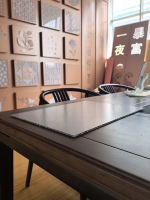 波紋型プロフィール パネルの構造的整合性を向上させるだけでなく ダイナミックな現代的な美学的な提供 優れた熱と音の隔離 エネルギー効率を向上させる